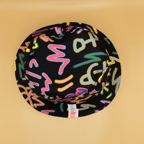 Adidas LOVE UNITES REVERSIBLE BUCKET HAT OSFM Multicolor 2 In 1 - Picture 4 of 9